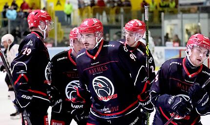 Die Verpflichtung von Moritz Israel (Mitte, nach einem Tor f&uuml;r Ha&szlig;furt) kann als Transferscoup bezeichnet werden. Immerhin absolvierte der 30-J&auml;hrige &uuml;ber 400 Partien bei verschiedenen Vereinen in den beiden Eishockey-Oberligen.