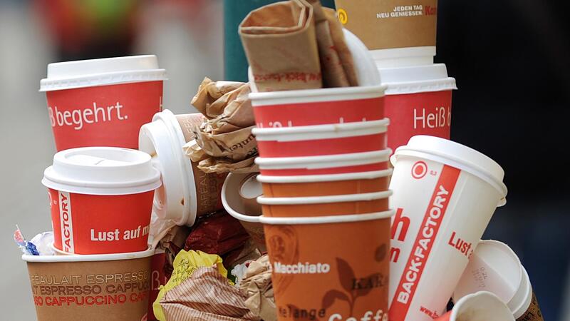 Volle Mülleimer und Verpackungsreste in der Umwelt: Bilder wie diese sollen in Deutschland und der Europäischen Union bald der Vergangenheit angehören. Eine EU-Verordnung hat Einwegmüll den Kampf angesagt.