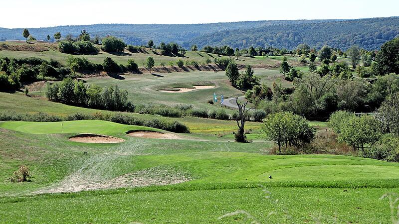 Der Golfclub Ha&szlig;berge l&auml;dt ein zum &bdquo;Panorama-Golfen&ldquo; mit Ausblick in das Maintal und diese einmalige Lage kommt hier zum Ausdruck.
