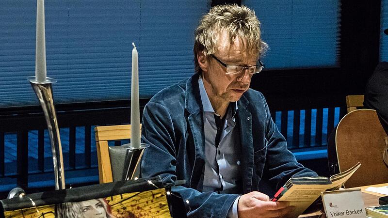 Krimi-Stimmung im Trauzimmer: Volker Backert bei seiner Lesung auf dem Band &bdquo;Hardrock&ldquo;.