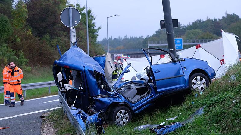 Frau wird bei Unfall auf A9 aus Auto geschleudert und stirbt Frau wird bei Unfall auf A9 aus Auto geschleudert und stirbt