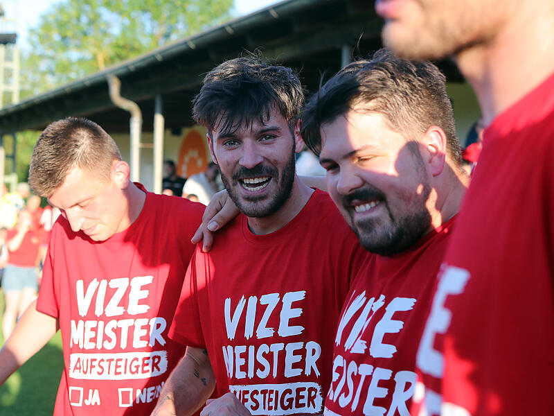 Relegation: SG Lauf schlägt SV Hallstadt dank Scheunemann Der Mann des Abends in Ebing: Max Scheunemann (Mitte) schoss die SG Lauf mit einem Doppelpack in Ebing zum Aufstieg und Hallstadt wohl in die A-Klasse.