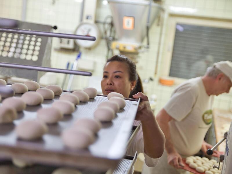 Eingespieltes Team: Zusammen mit Ehefrau Skaw-Doun steht Werner Schrüfer beinahe jede Nacht in der Backstube.Forchheim & Fränkische Schweiz Eingespieltes Team: Zusammen mit Ehefrau Skaw-Doun steht Werner Schrüfer beinahe jede Nacht in der Backstube.Forchheim & Fränkische Schweiz