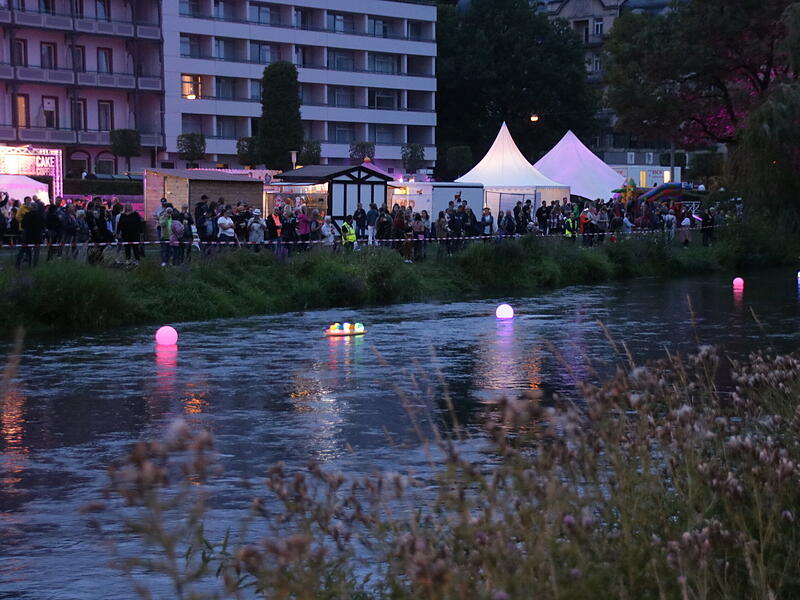 Bereits lange vor dem Event suchten sich die Besucher einen guten Platz an der Saale.
