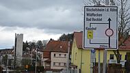 Im Zug der Baumaßnahme Nordring wurden an verschiedenen Einfallstraßen zur Stadt Bad Kissingen Umleitungsschilder  (hier in Garitz) aufgestellt. Bis vor kurzem war dort ein Schreibfehler abgebildet.