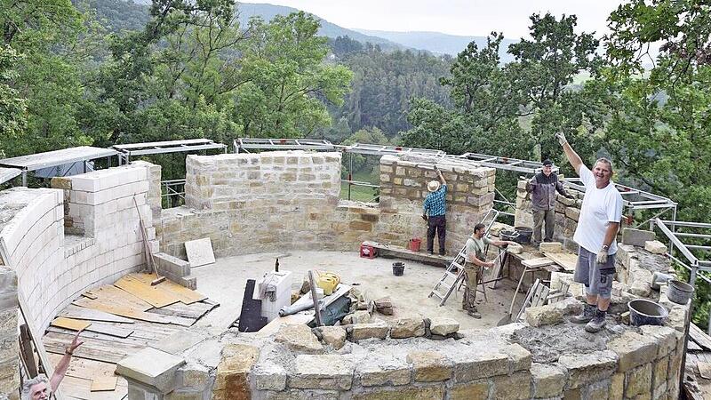 Für das Dach und die Treppe im von der Schlossberggemeinde Königsberg wieder aufgebauten Basteiturm stellt die Stadt das Bauholz kostenlos zur Verfügung. Das billigte der Stadtrat. Burgvogt Eddi Klug (rechts) zeigt die vorgesehene Dachneigung von 50 Grad an.