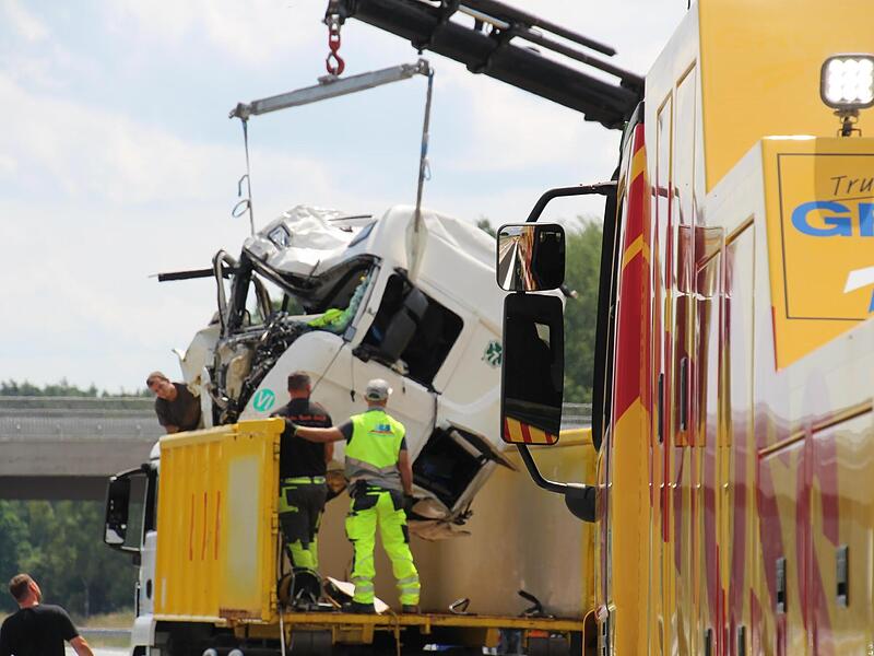 Der Lastwagenunfall legte die Autobahn in Fahrtrichtung mehrere Stunden lahm.