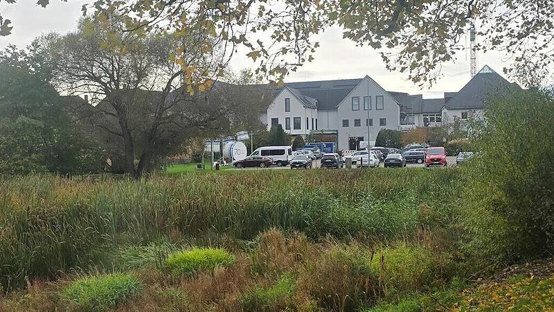 Auf dem Dorfweiher in Treppendorf soll eine schwimmende Seeb&uuml;hne in Form einer Gitarre entstehen.