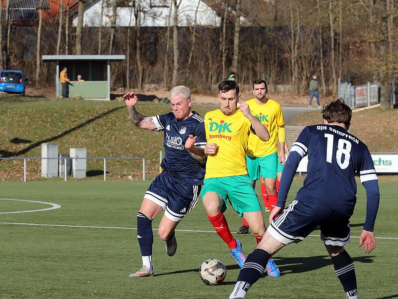 Der Dampfacher R&uuml;ckkehrer Leon Heppt (l.) im Zweikampf mit Simon Allgaier von der DJK Bamberg.