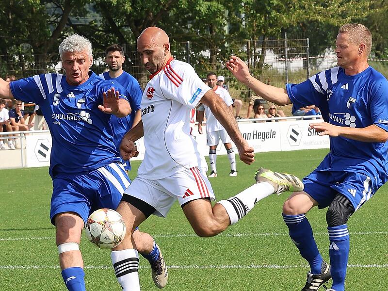 Der Glubberer Paolo Rizzo (M.) setzt sich gegen Birol Aksoy (links) sowie Christian Neumöhr (rechts) durch und kommt zum Abschluss. Am Ende triumphierten aber die Jahnler mit 3:2 gegen die Club-Traditionself.Sportfoto ZinkForchheim & Fränkische Schweiz Der Glubberer Paolo Rizzo (M.) setzt sich gegen Birol Aksoy (links) sowie Christian Neumöhr (rechts) durch und kommt zum Abschluss. Am Ende triumphierten aber die Jahnler mit 3:2 gegen die Club-Traditionself.Sportfoto ZinkForchheim & Fränkische Schweiz