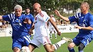 Der Glubberer Paolo Rizzo (M.) setzt sich gegen Birol Aksoy (links) sowie Christian Neum&ouml;hr (rechts) durch und kommt zum Abschluss. Am Ende triumphierten aber die Jahnler mit 3:2 gegen die Club-Traditionself.Sportfoto ZinkForchheim & Fr&auml;nkische Schweiz