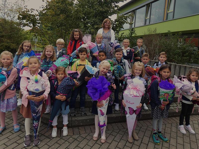 An der Grundschule Himmelkron-Lanzendorf wurden zwölf Mädchen und sieben Jungen eingeschult. Sie werden von Rektorin Christiane Mayer unterrichtet.2022 Schulanfang