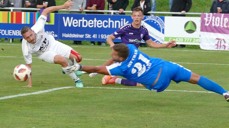 Der Treffer zum 3:0 f&uuml;r den FC Eintracht Bamberg gegen Cham: Nachdem Franz Helmer mehrere Verteidiger hat stehen lassen, bediente er seinen Sturmpartner Jakob Tranziska (nicht im Bild) am langen Pfosten.
