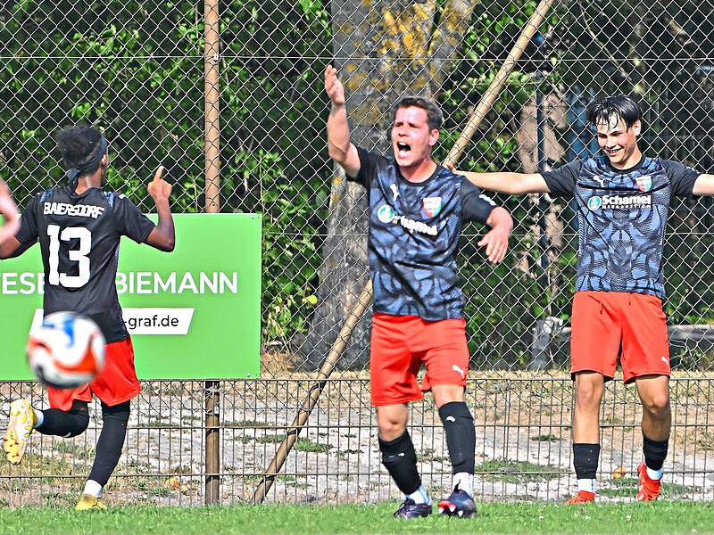 Jubel beim Baiersdorfer SV nach dem 3:1 durch Vito Marzocca (rechts) Sportfoto ZinkForchheim & Fr&auml;nkische Schweiz