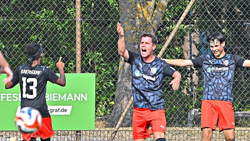 Jubel beim Baiersdorfer SV nach dem 3:1 durch Vito Marzocca (rechts) Sportfoto ZinkForchheim & Fränkische Schweiz Jubel beim Baiersdorfer SV nach dem 3:1 durch Vito Marzocca (rechts) Sportfoto ZinkForchheim & Fränkische Schweiz