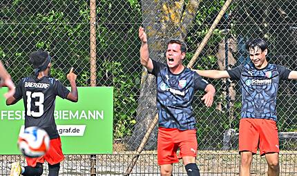Jubel beim Baiersdorfer SV nach dem 3:1 durch Vito Marzocca (rechts) Sportfoto ZinkForchheim & Fr&auml;nkische Schweiz