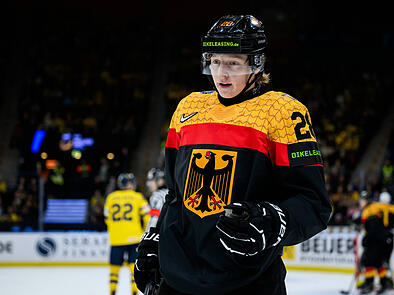 Norwin Panocha im Trikot der Deutschen Eishockey U20 Nationalmannschaft bei der WM in Göteborg hier gegen den Gastgeber Schweden