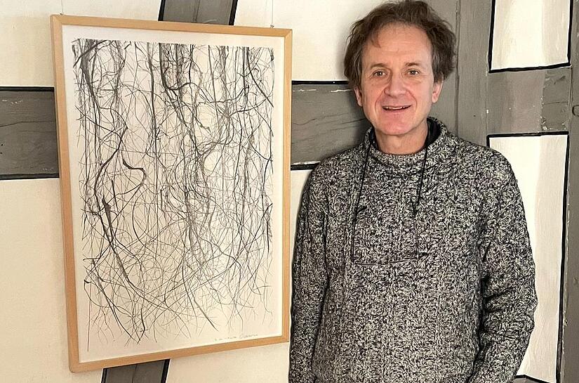 Gerhard Schlötzer vor seiner Zeichnung