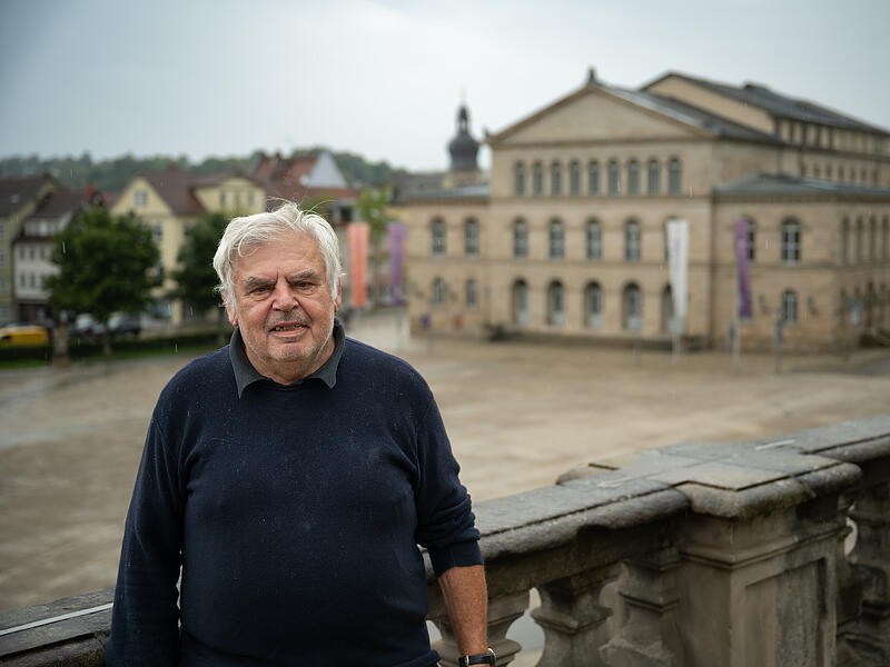 Gerhard Amend vor dem Coburger Theater Gerhard Amend vor dem Coburger Theater