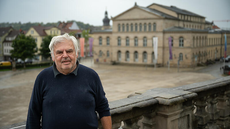 Gerhard Amend vor dem Coburger Theater