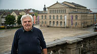 Gerhard Amend vor dem Coburger Theater Gerhard Amend vor dem Coburger Theater