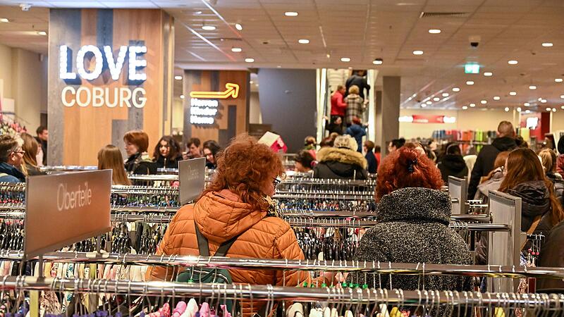 TK Maxx in Coburg eröffnet: Auf zwei Etagen steht eine Verkaufsfläche von insgesamt knapp 1700 Quadratmetern zur Verfügung. TK Maxx in Coburg eröffnet: Auf zwei Etagen steht eine Verkaufsfläche von insgesamt knapp 1700 Quadratmetern zur Verfügung.