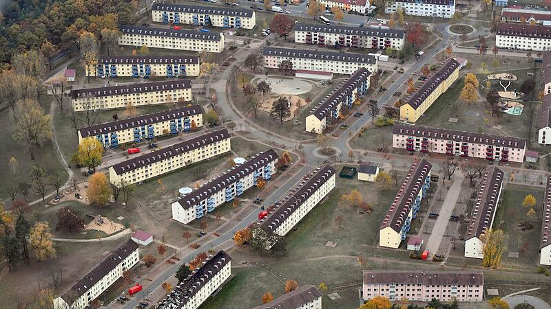 Im lockeren Halbkreis: Das Luftbild des Ankerzentrums  wirkt zehn Jahre nach dem Abzug der US-Streitkr&auml;fte wie wie ein Symbol f&uuml;r Stillstand. Doch  jetzt kommt wieder Bewegung in die Angelegenheit.  &rsquo;