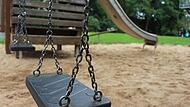 Der Spielplatz an der Musikschule in Bad Br&uuml;ckenau ist in die Jahre gekommen. Gegen&uuml;ber plant die Stadt einen neuen Spielplatz.
