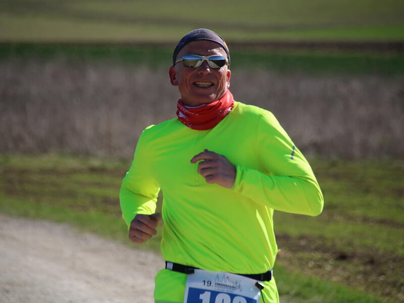 Strahlender Sonnenschein, aber nur niedrige Plusgrade erwartete die L&auml;ufer beim 19. Obermain-Marathon rund um Bad Staffelstein. Die Marathon-Strecke f&uuml;hrte wieder an den beiden Wahrzeichen der Kurstadt, dem Kloster Banz und der Basilika Vierzehnheiligen vorbei.