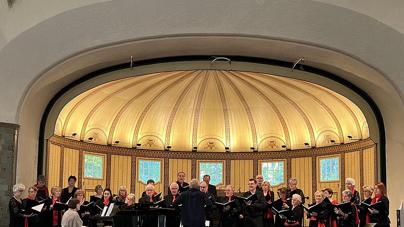 Die Kissinger Sängervereinigung begeisterte zusammen mit dem Uvi-Ensemble aus Würzburg mit ihrem Frühlingskonzert in der Wandelhalle. Die Kissinger Sängervereinigung begeisterte zusammen mit dem Uvi-Ensemble aus Würzburg mit ihrem Frühlingskonzert in der Wandelhalle.