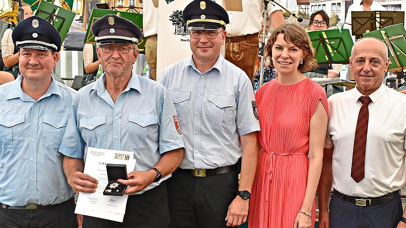Von links: Fachbereichsleiter Wettbewerbe Roland Dauer, stellvertretender Fachbereichsleiter Wettbewerbe Jürgen Ender, Kreisbrandrat Thilo Kraus, Bundestagsabgeordnete Emmi Zeulner und stellvertretender Landrat Robert Hümmer. Thomas Micheel Von links: Fachbereichsleiter Wettbewerbe Roland Dauer, stellvertretender Fachbereichsleiter Wettbewerbe Jürgen Ender, Kreisbrandrat Thilo Kraus, Bundestagsabgeordnete Emmi Zeulner und stellvertretender Landrat Robert Hümmer. Thomas Micheel