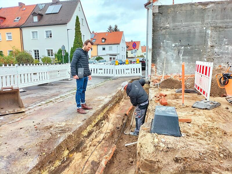 Nachdem das alte Haus abgerissen ist, sind nun schon die Vorbereitungen für den Neubau in Gange, links Maximilian Hofmann im Gespräch mit Robert Dotterweich rund um  Bamberg schon zahlreiche Wohnungen geplant und realisiert.