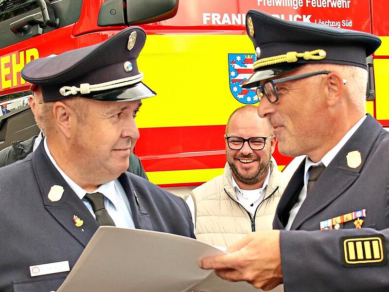 Kreisbrandrat Stefan Püls (rechts) zeichnet Oliver Rupp mit dem Ehrenkreuz in Silber des Bayerischen Feuerwehrverbandes aus. Kreisbrandrat Stefan Püls (rechts) zeichnet Oliver Rupp mit dem Ehrenkreuz in Silber des Bayerischen Feuerwehrverbandes aus.