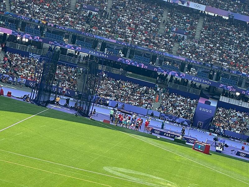 Die Kulmbacher Fans hatten direkten Blick auf den Hammerwurfring, in dem gerade Merlin Hummel steht. Die Kulmbacher Fans hatten direkten Blick auf den Hammerwurfring, in dem gerade Merlin Hummel steht.