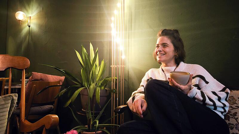 Isabelle Bach betreibt das Vintage-Caf&eacute; "Die Ilse" in der Grabengasse in Bad Kissingens Innenstadt.