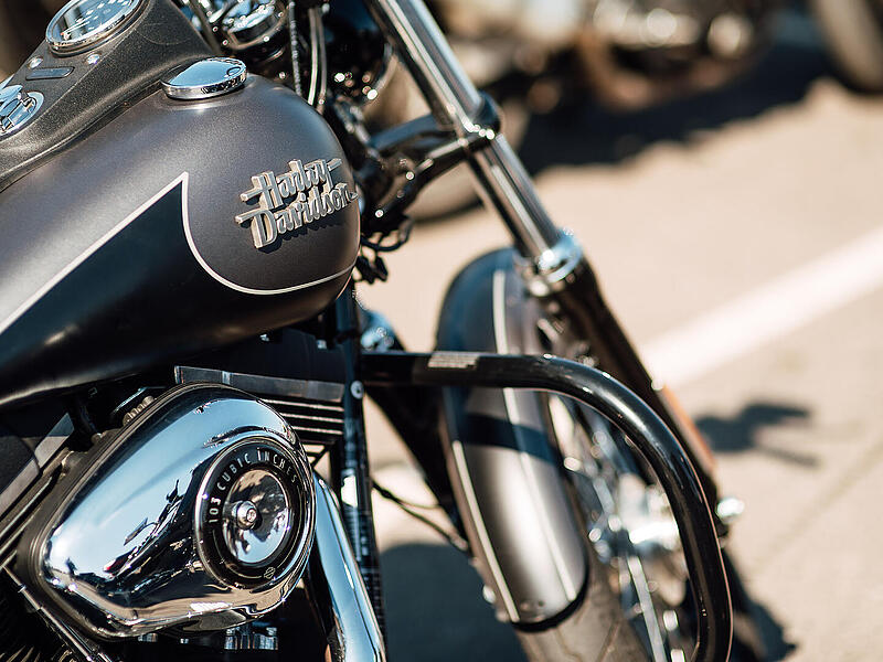 D&uuml;rrbrunn: Harley Davidson-Fahrer st&uuml;rzt steilen Hang herunter (Symbolfoto)