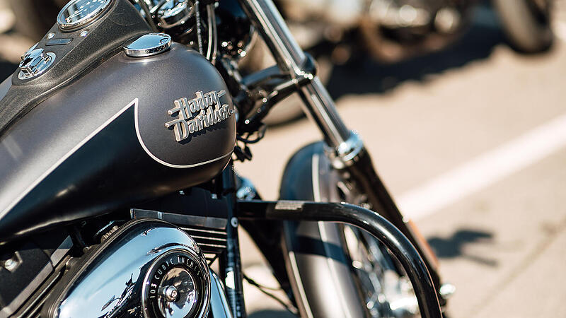 D&uuml;rrbrunn: Harley Davidson-Fahrer st&uuml;rzt steilen Hang herunter (Symbolfoto)
