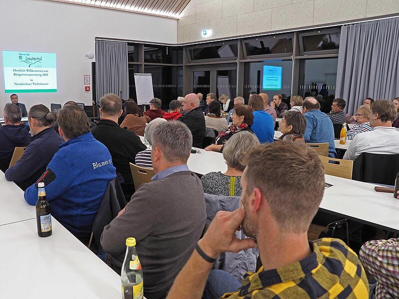 Interessiert und konzentriert verfolgten die Bürger von Neukirchen und Tiefenlauter die Informationen über den Zuzug von sechs Flüchtlingsfamilien. Interessiert und konzentriert verfolgten die Bürger von Neukirchen und Tiefenlauter die Informationen über den Zuzug von sechs Flüchtlingsfamilien.