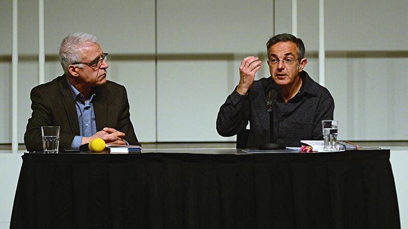 Navid Kermani (r.) legte in Bamberg Zeugnis vom Zustand unserer Welt. Nevfel Cumart, Schirmherr des Bamberger Literaturfestivals, hörte aufmerksam  zu.