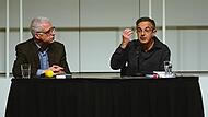 Navid Kermani (r.) legte in Bamberg Zeugnis vom Zustand unserer Welt. Nevfel Cumart, Schirmherr des Bamberger Literaturfestivals, hörte aufmerksam  zu.