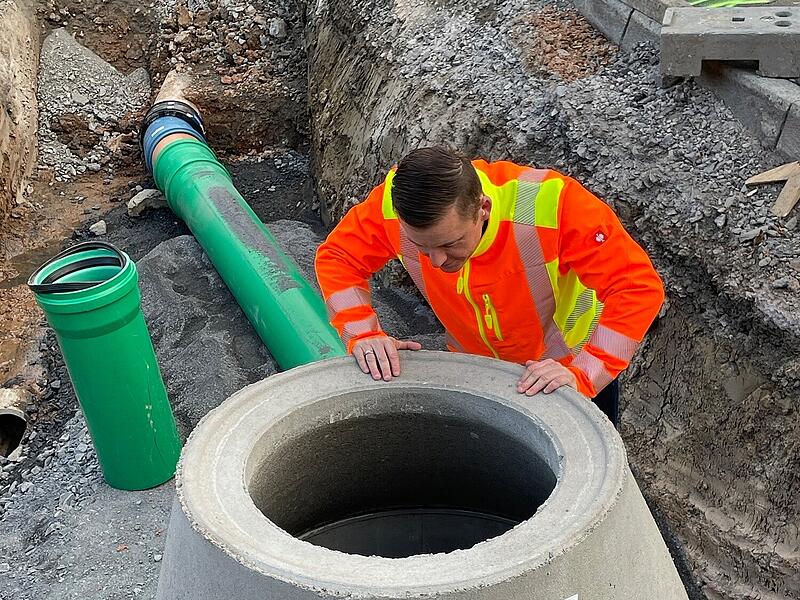 Bürgermeister Stefan Heinlein bei der Besichtigung eines Schachteinstiegs; die anstehenden Sanierungsarbeiten bezeichnete er als Generationenaufgabe.