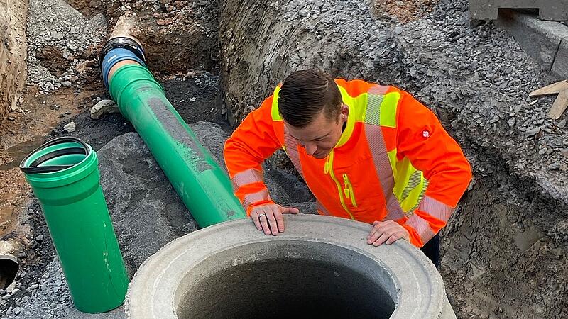 Bürgermeister Stefan Heinlein bei der Besichtigung eines Schachteinstiegs; die anstehenden Sanierungsarbeiten bezeichnete er als Generationenaufgabe.