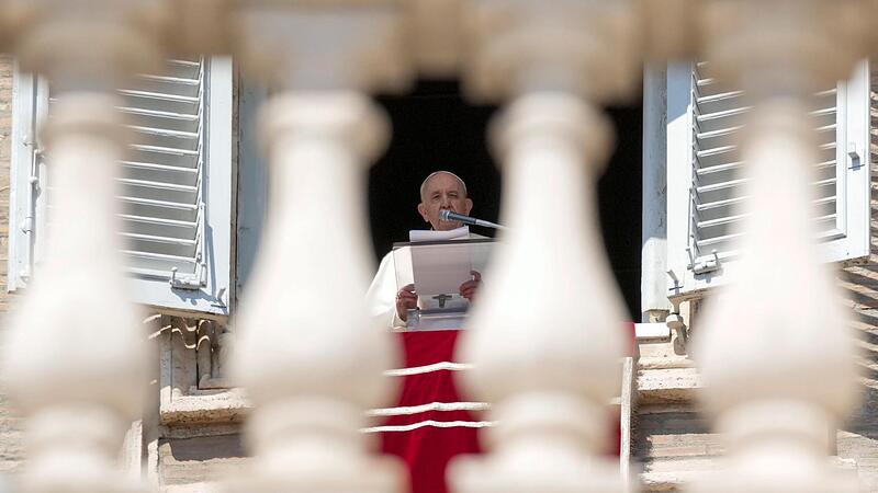 Papst Franziskus spricht im Vatikan.