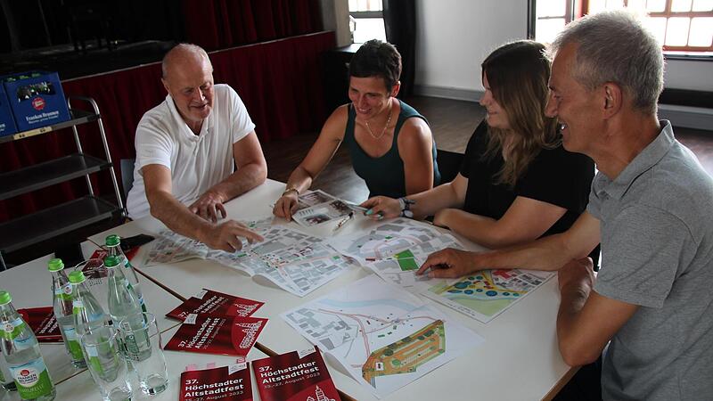 Das Organisationsteam der Stadt &uuml;berpr&uuml;ft noch einmal, wo die B&uuml;hnen aufgebaut werden und wo die Vereine ihre Standpl&auml;tze bekommen (von links): B&uuml;rgermeister Gerald Brehm, Tina Rei&szlig;berger, Jasmin Reinhardt und Bernd Riehlein.