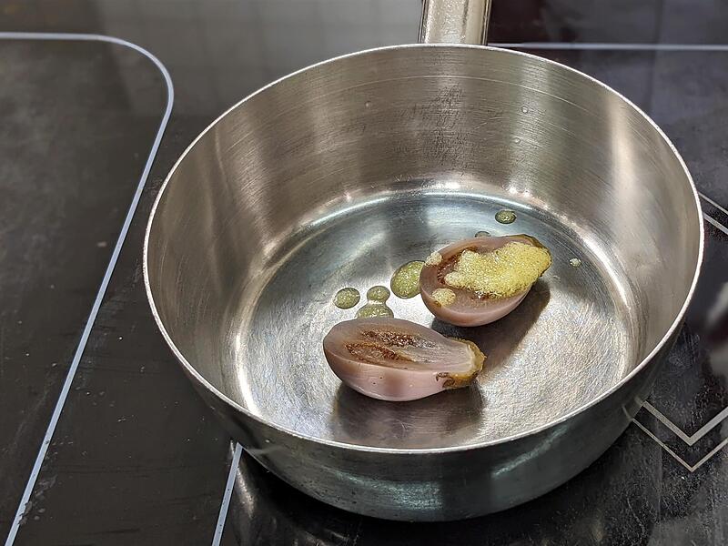 Auch die Auberginen bekommen einen Klecks Butter und dürfen brutzeln.Ein bisschen Sterneküche für zu Hause Auch die Auberginen bekommen einen Klecks Butter und dürfen brutzeln.