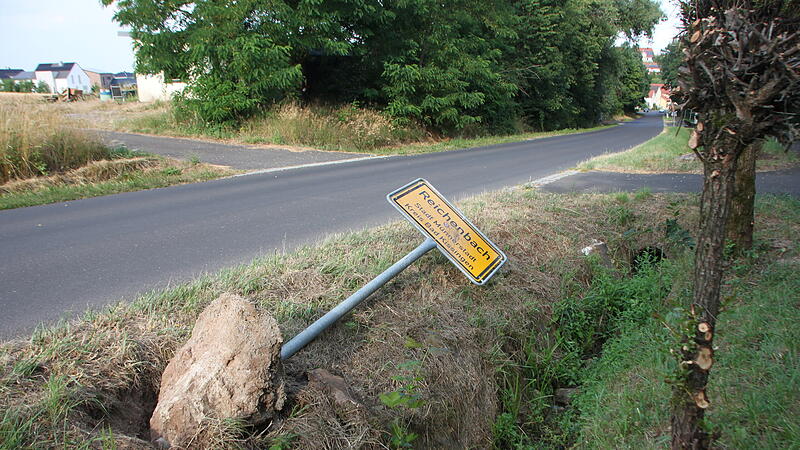 Das Schild nach Windheim liegt mitsamt Betonsockel am Boden.