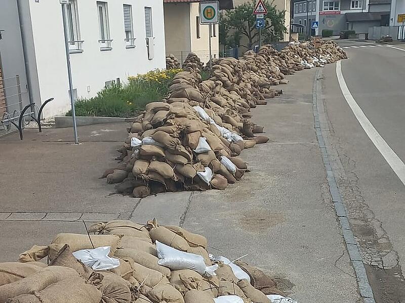 Sandsäcke wurden zum Schutz vor dem Hochwasser aufgestapelt. Sandsäcke wurden zum Schutz vor dem Hochwasserschutz aufgestapelt.