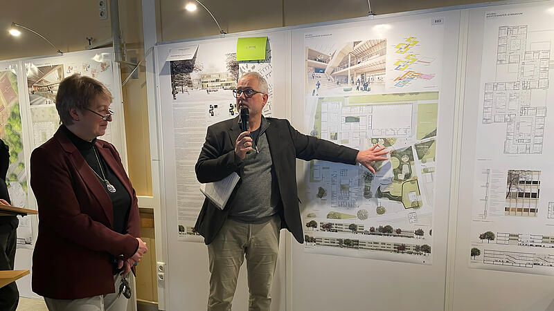 Juryvorstand Rainer Griebel stellt die Vorteile des Gewinner-Konzepts f&uuml;r den Schulneubau vor