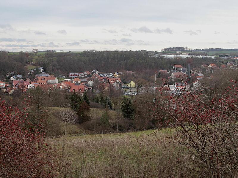 Eingebettet in das Aurachtal hat man vom Süden diesen Blick auf den fast 900 Einwohner zählenden Ort Kirchaich.