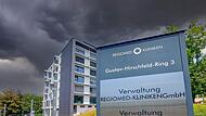 Dunkle Wolken über Regiomed: Wie geht's weiter mit dem fränkisch-thüringischen Klinikverbund? Hier das Verwaltungsgebäude in Coburg.